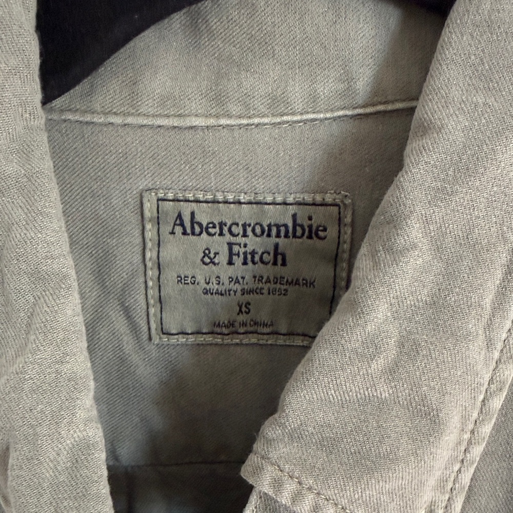Abercrombie & Fitch Olive Green Long-Sleeve Button-Down Shirt - Picture 2 of 2